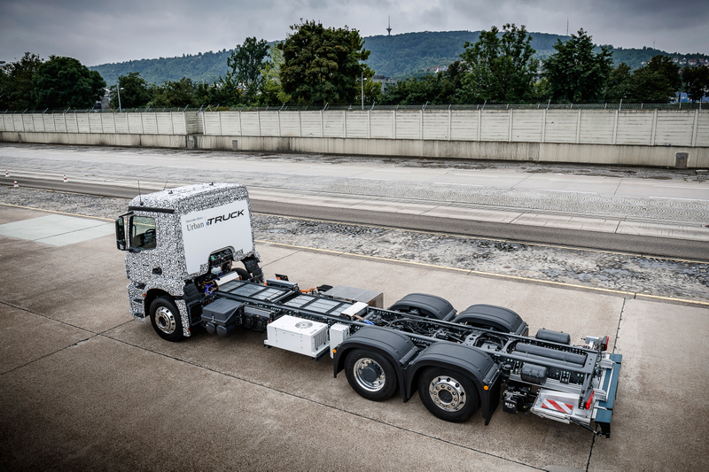 Illustration for article titled The First Electric Big Rig Is A 26-Ton Hauler From Mercedes With Zero Emissions